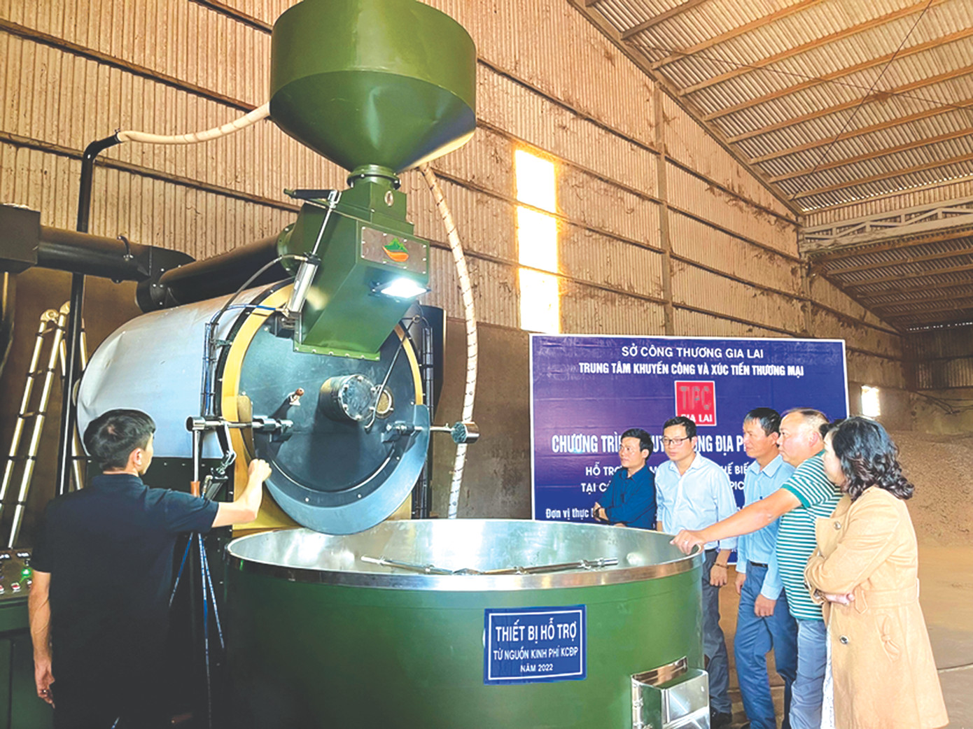 Máy móc hiện đại giúp nâng cao sản xuất Máy móc hiện đại giúp nâng cao sản xuất