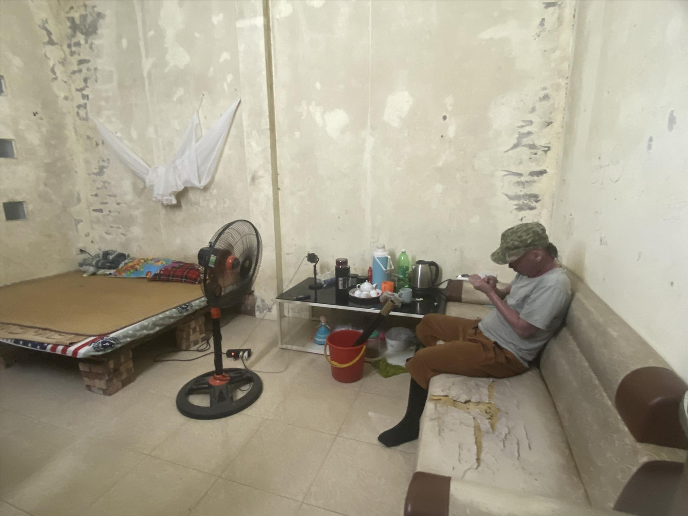 Anh Hưng tại căn phòng trọ trong ngõ 35 Đội Cấn