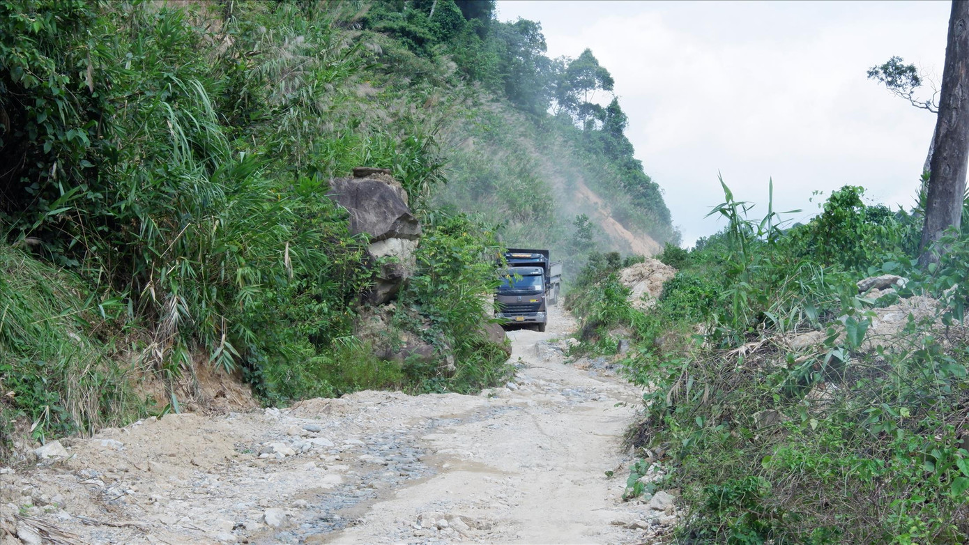 Sau 4 năm, các tuyến đường lên các xã vùng cao huyện Phước Sơn (Quảng Nam) vẫn ngổn ngang. Ảnh: Nguyễn Thành