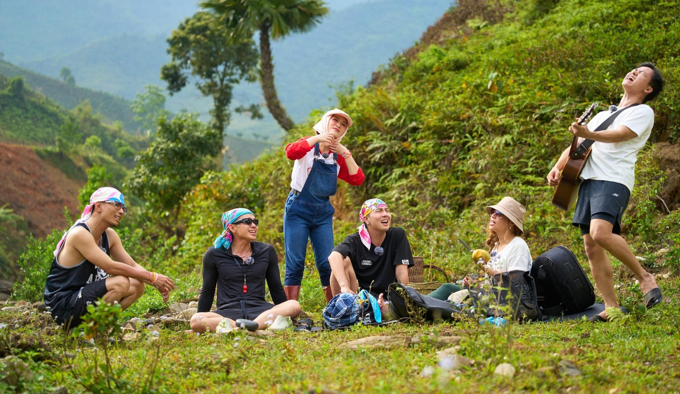 Concert ngẫu hứng của các nghệ sĩ dù không có khán giả vây quanh