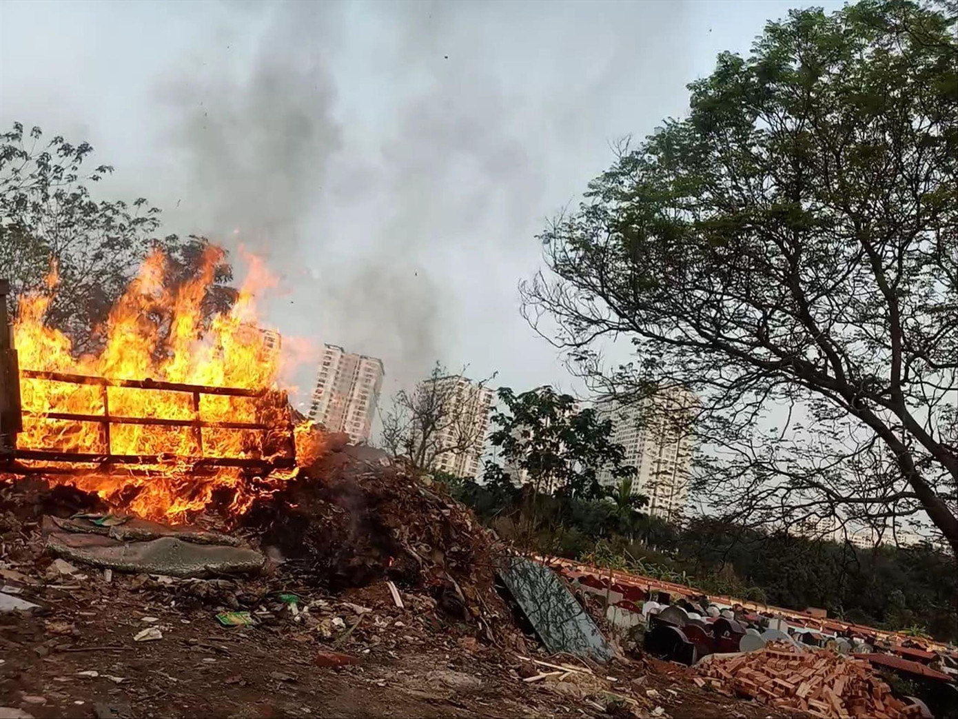 Đốt phế thải xây dựng, rác thải cồng kềnh tại phường Cổ Nhuế 2 (Bắc Từ Liêm, Hà Nội) Đốt phế thải xây dựng, rác thải cồng kềnh tại phường Cổ Nhuế 2 (Bắc Từ Liêm, Hà Nội)