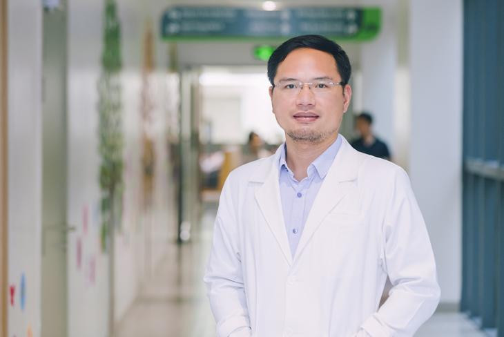 Bác sĩ Nguyễn Thái Bình là một trong những chuyên gia tiên phong điều trị sỏi mật bằng laser Bác sĩ Nguyễn Thái Bình là một trong những chuyên gia tiên phong điều trị sỏi mật bằng laser