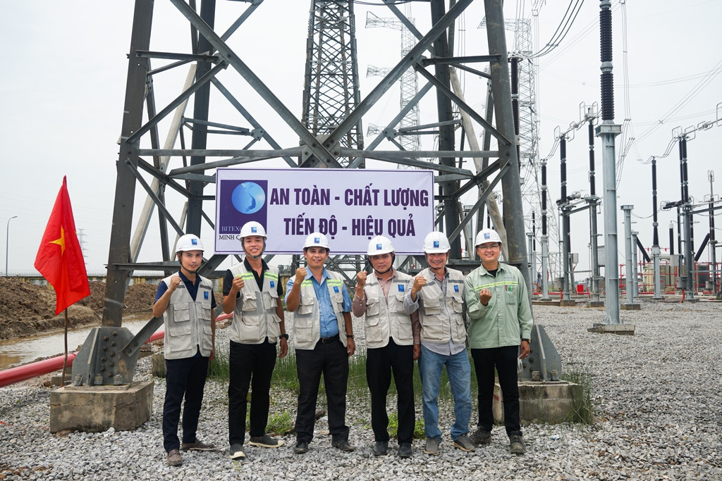 Cán bộ, kỹ sư, công nhân cùng nhau chụp kỷ niệm trên công trường trạm biến áp trọng điểm quốc gia Cán bộ, kỹ sư, công nhân cùng nhau chụp kỷ niệm trên công trường trạm biến áp trọng điểm quốc gia