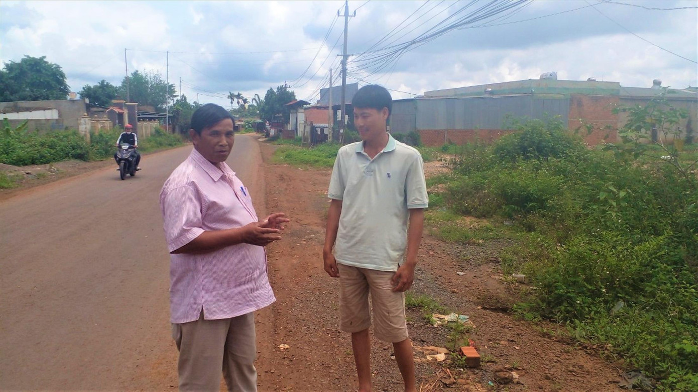 Anh Y Blun (bên trái), Chủ tịch Ủy ban Mặt trận Tổ quốc xã Ea Nam gặp gỡ người dân trước giờ làm thủ tục thi tốt nghiệp THPT 2022 Anh Y Blun (bên trái), Chủ tịch Ủy ban Mặt trận Tổ quốc xã Ea Nam gặp gỡ người dân trước giờ làm thủ tục thi tốt nghiệp THPT 2022