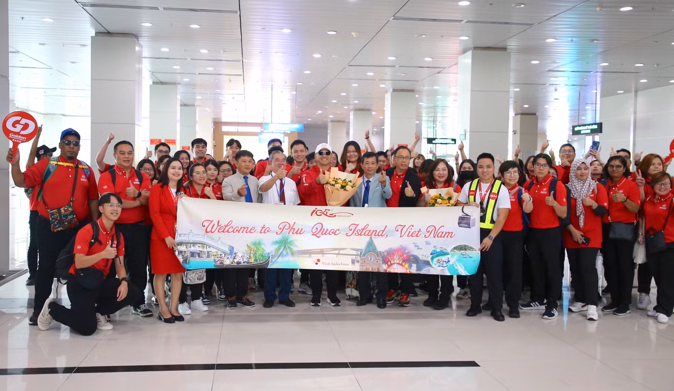 Lãnh đạo Sở Du lịch cùng các sở, ngành tỉnh Kiên Giang chụp ảnh lưu niệm với đoàn lữ hành từ Malaysia đến Phú Quốc khảo sát, kết nối du lịch. Ảnh: Nhật Huy