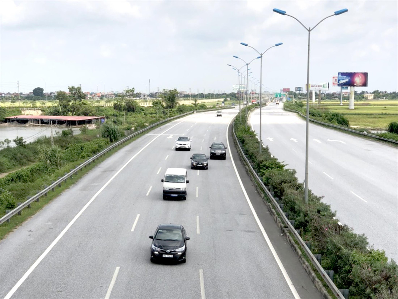 Theo các chuyên gia, việc tăng đầu tư công cho hạ tầng giao thông cần được đẩy mạnh hơn nữa (trong ảnh: Cao tốc Cầu Giẽ - Ninh Bình). Ảnh: Lê Việt Theo các chuyên gia, việc tăng đầu tư công cho hạ tầng giao thông cần được đẩy mạnh hơn nữa (trong ảnh: Cao tốc Cầu Giẽ - Ninh Bình). Ảnh: Lê Việt