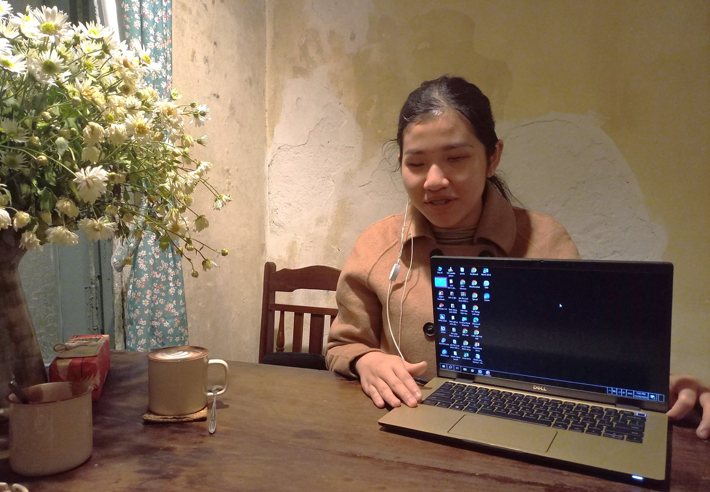 Hải Anh cùng chiếc laptop của mình.