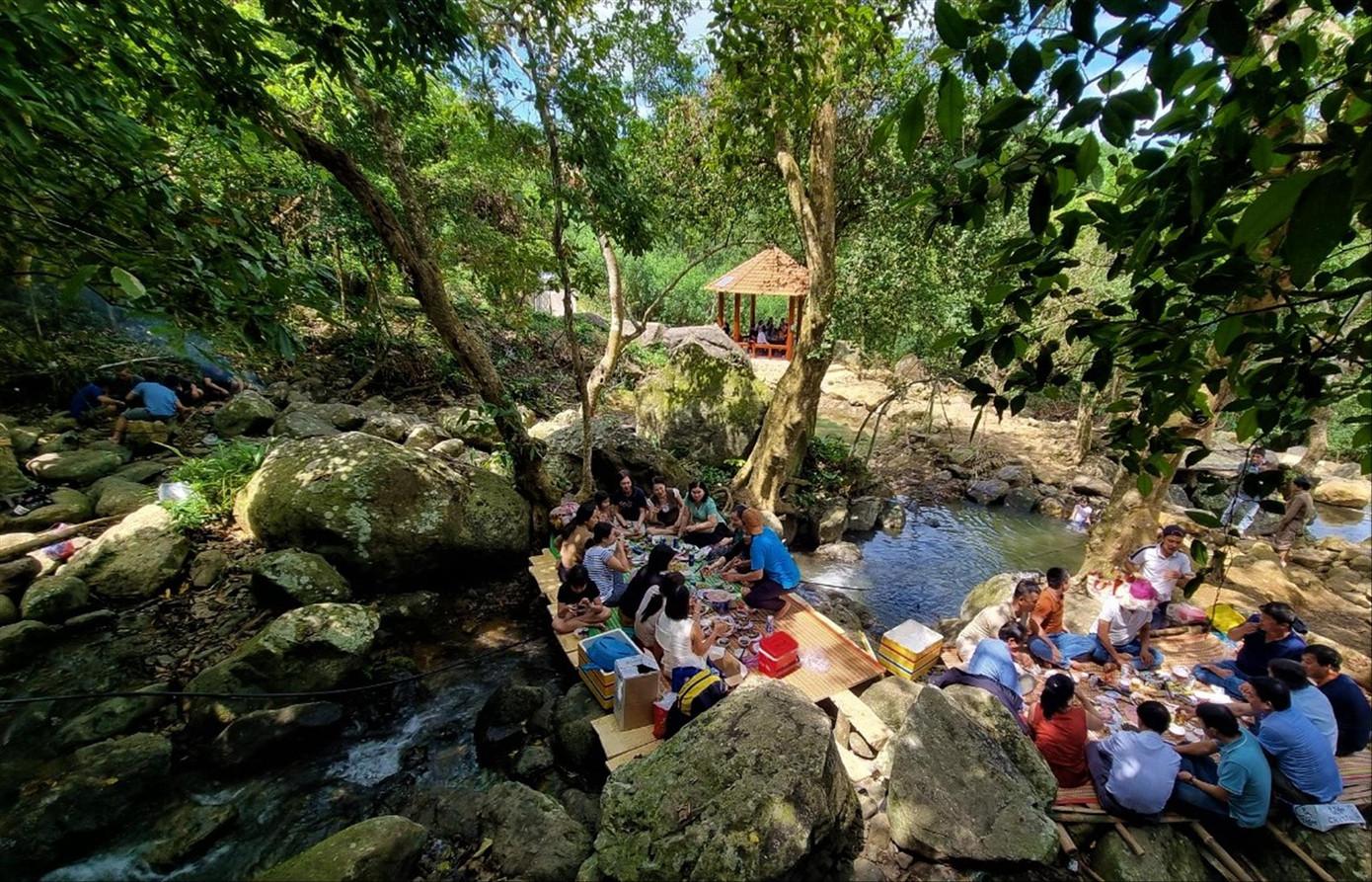 Những chòi sạp tại Hố Thác tấp nập du khách. Ảnh: Thanh Trần Những chòi sạp tại Hố Thác tấp nập du khách. Ảnh: Thanh Trần