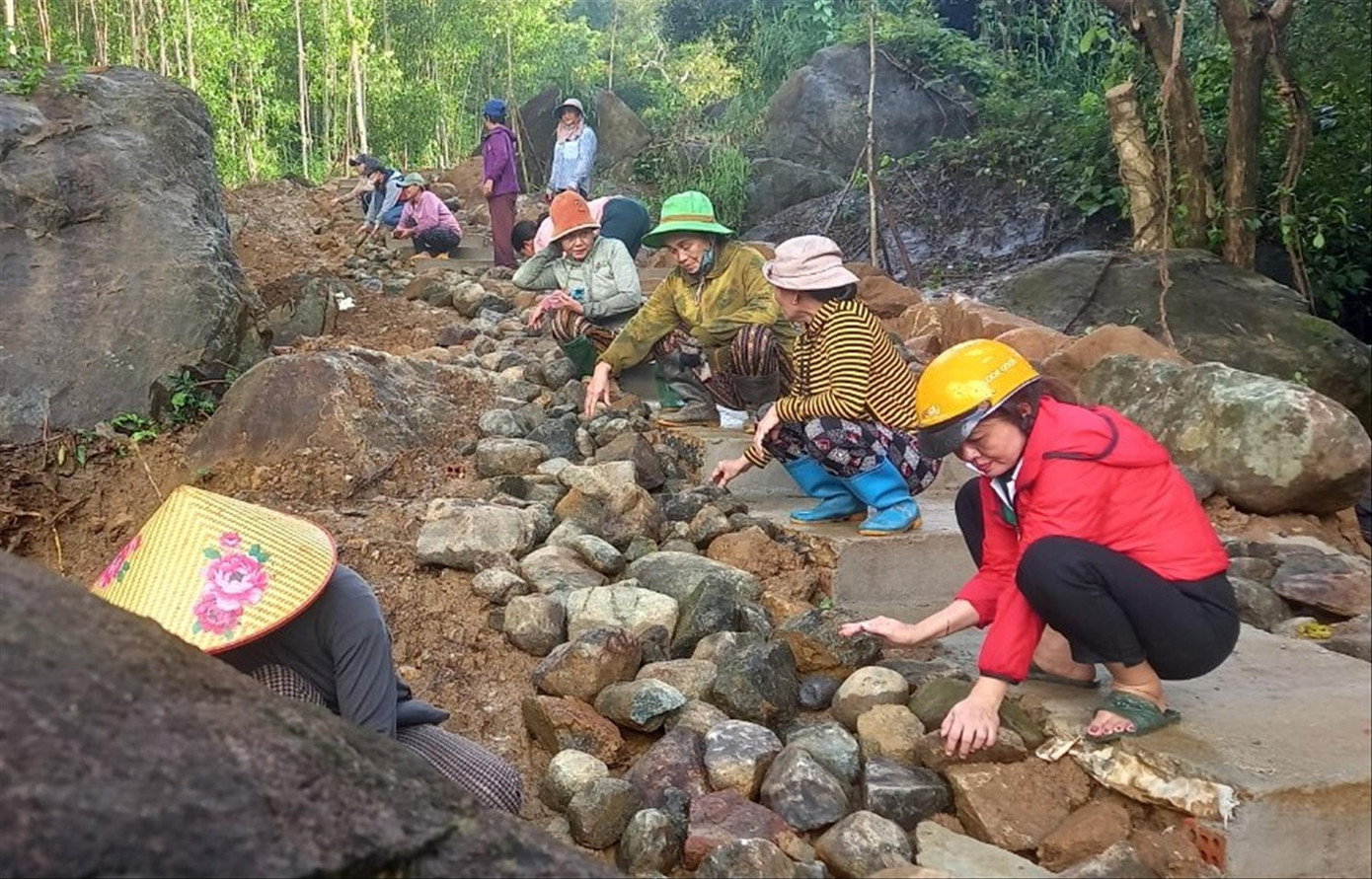 Người dân kè đường dẫn vào điểm du lịch sinh thái Hố Thác Người dân kè đường dẫn vào điểm du lịch sinh thái Hố Thác
