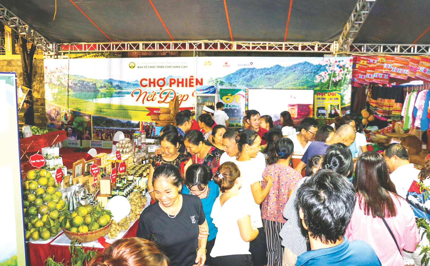 Phiên chợ vùng cao Hòa Bình thu hút hàng nghìn lượt khách