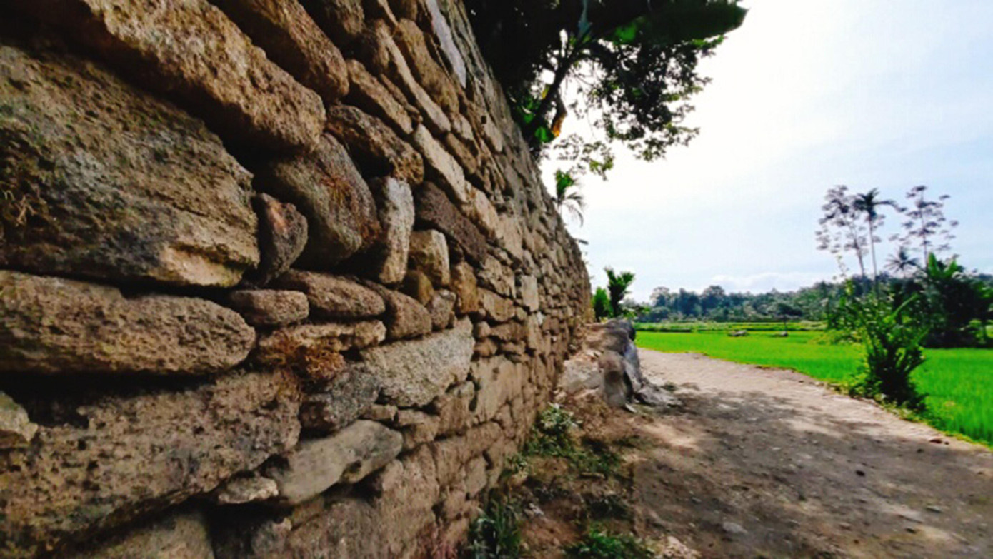 Bờ đá rêu phong nơi làng cổ Lộc Yên Bờ đá rêu phong nơi làng cổ Lộc Yên