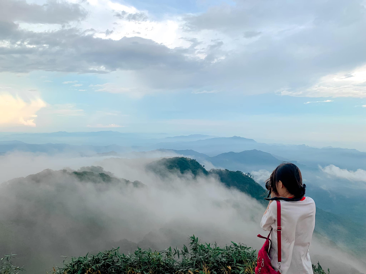 Một nữ nhiếp ảnh gia đang săn mây