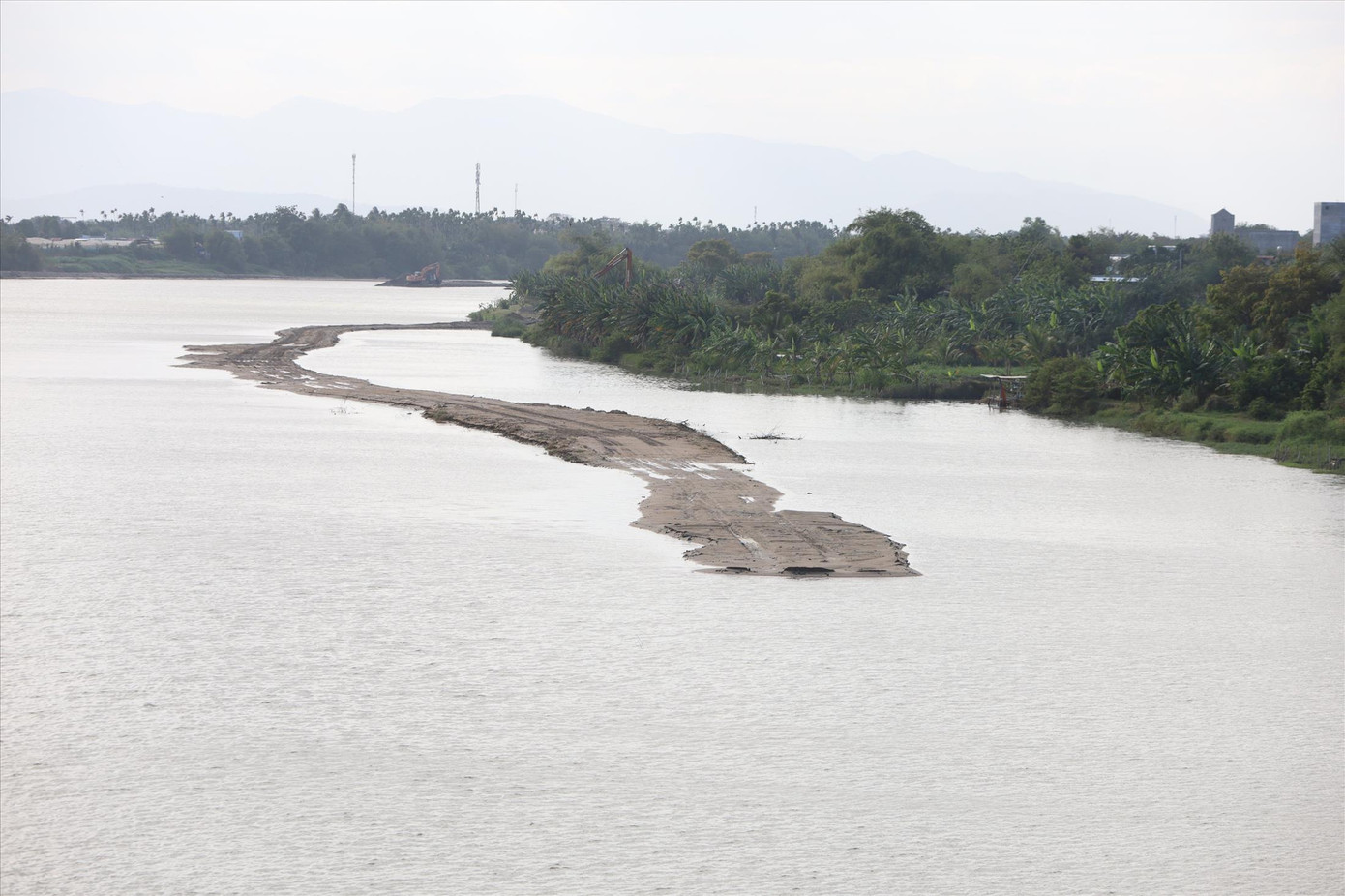 Cty Bình Minh tự ý đắp đường trên sông Dinh để khai thác cát Cty Bình Minh tự ý đắp đường trên sông Dinh để khai thác cát