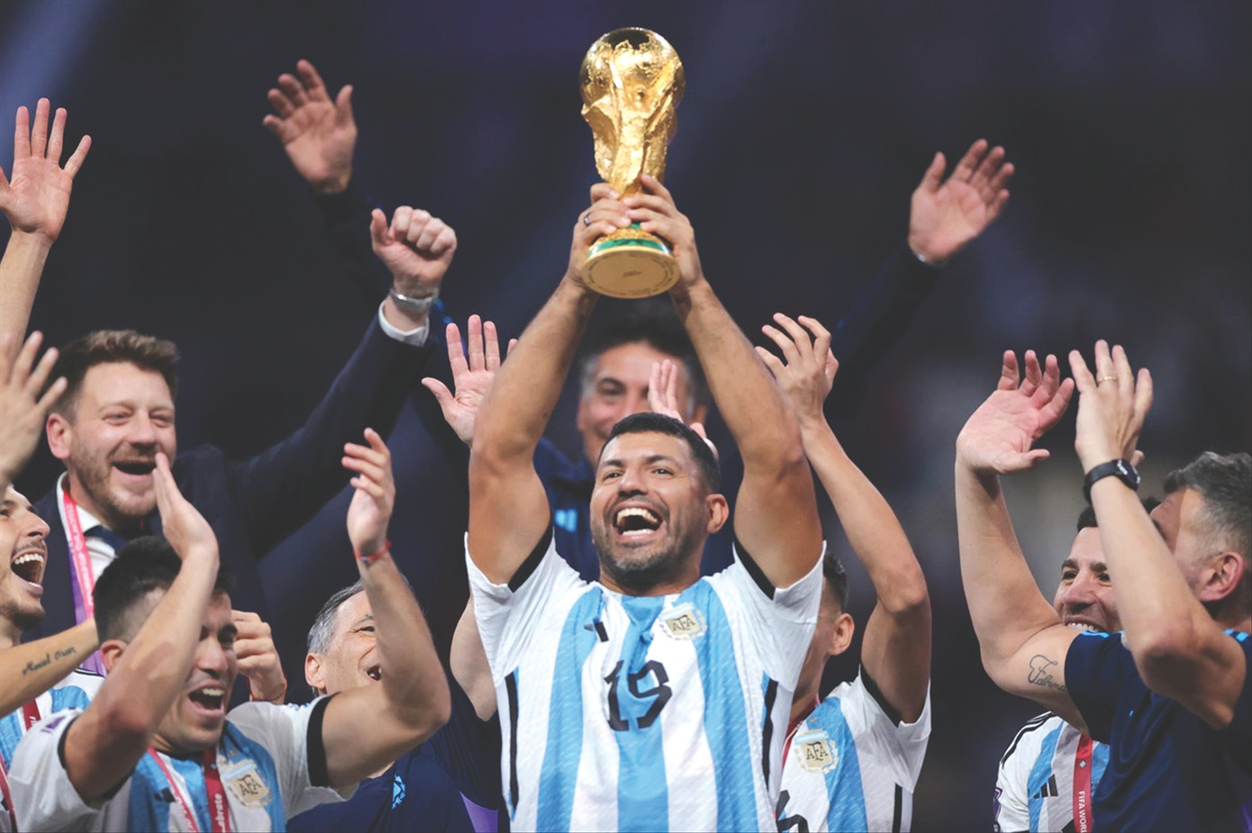 Aguero nâng Cúp vô địch thế giới như một cầu thủ trong đội. Ảnh: Getty Images