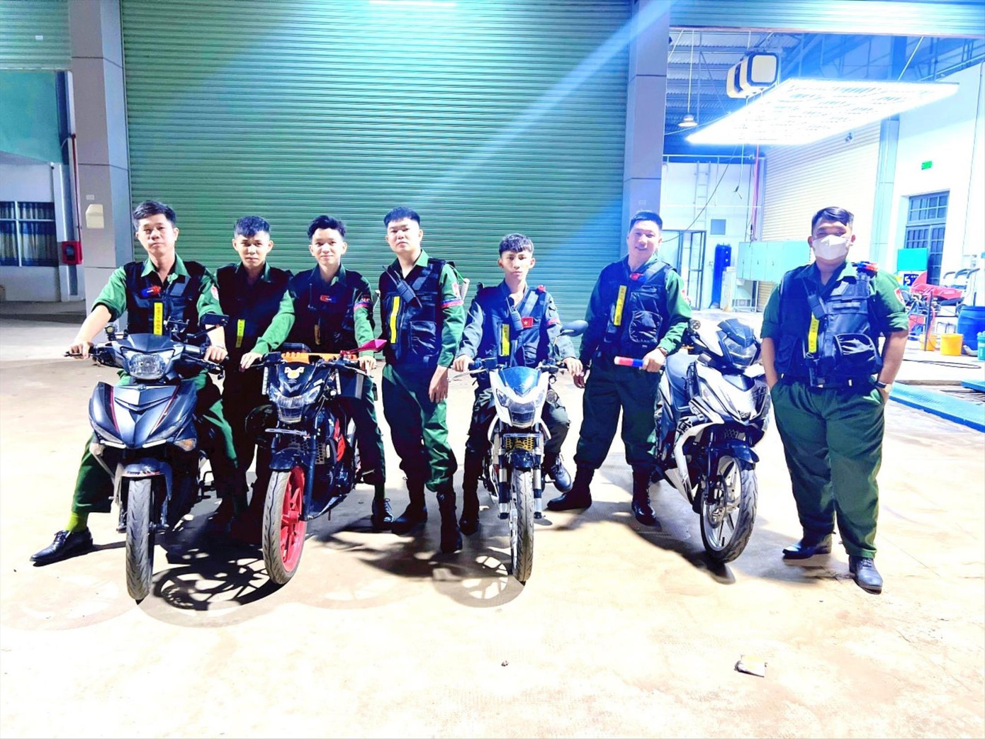 Nhóm bạn trẻ thức đêm hỗ trợ người đi đường gặp sự cố Nhóm bạn trẻ thức đêm hỗ trợ người đi đường gặp sự cố