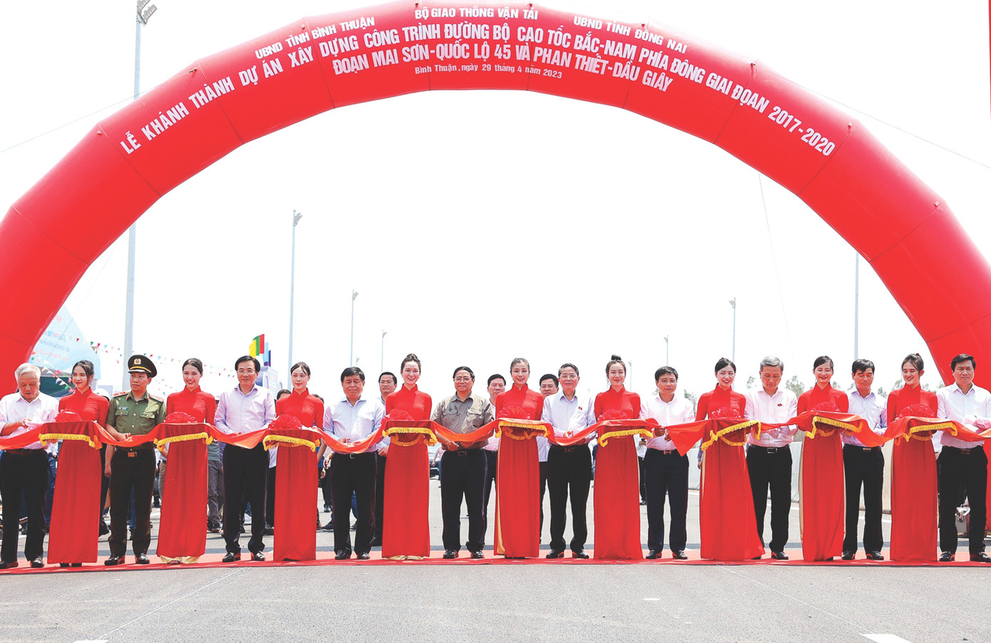 Thủ tướng Phạm Minh Chính cắt băng khánh thành cao tốc Dầu Giây - Phan Thiết ngày 29/4. Ảnh: T.Vũ