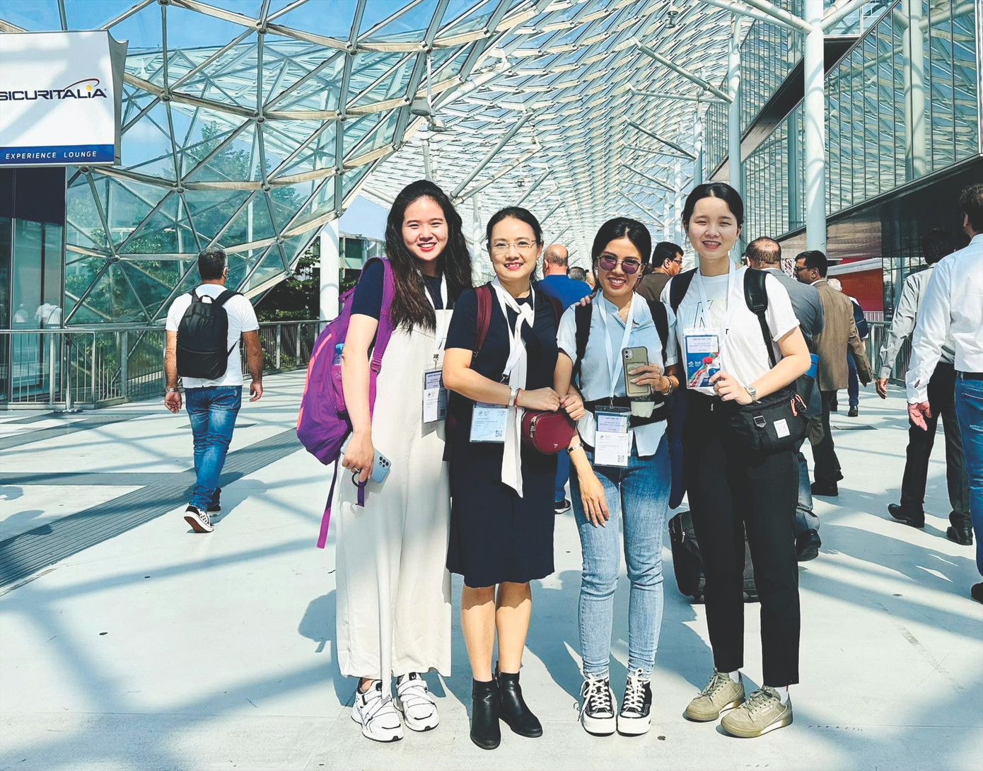 Thủy Tiên (ngoài cùng, bên phải) tham quan triển lãm quốc tế về thiết bị, công nghệ dệt ITMA Milan, Ý