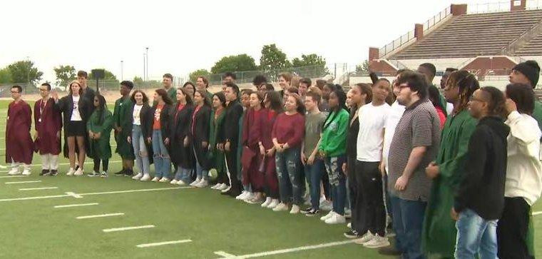 Lễ tuyên dương 35 cặp song sinh và một cặp sinh ba