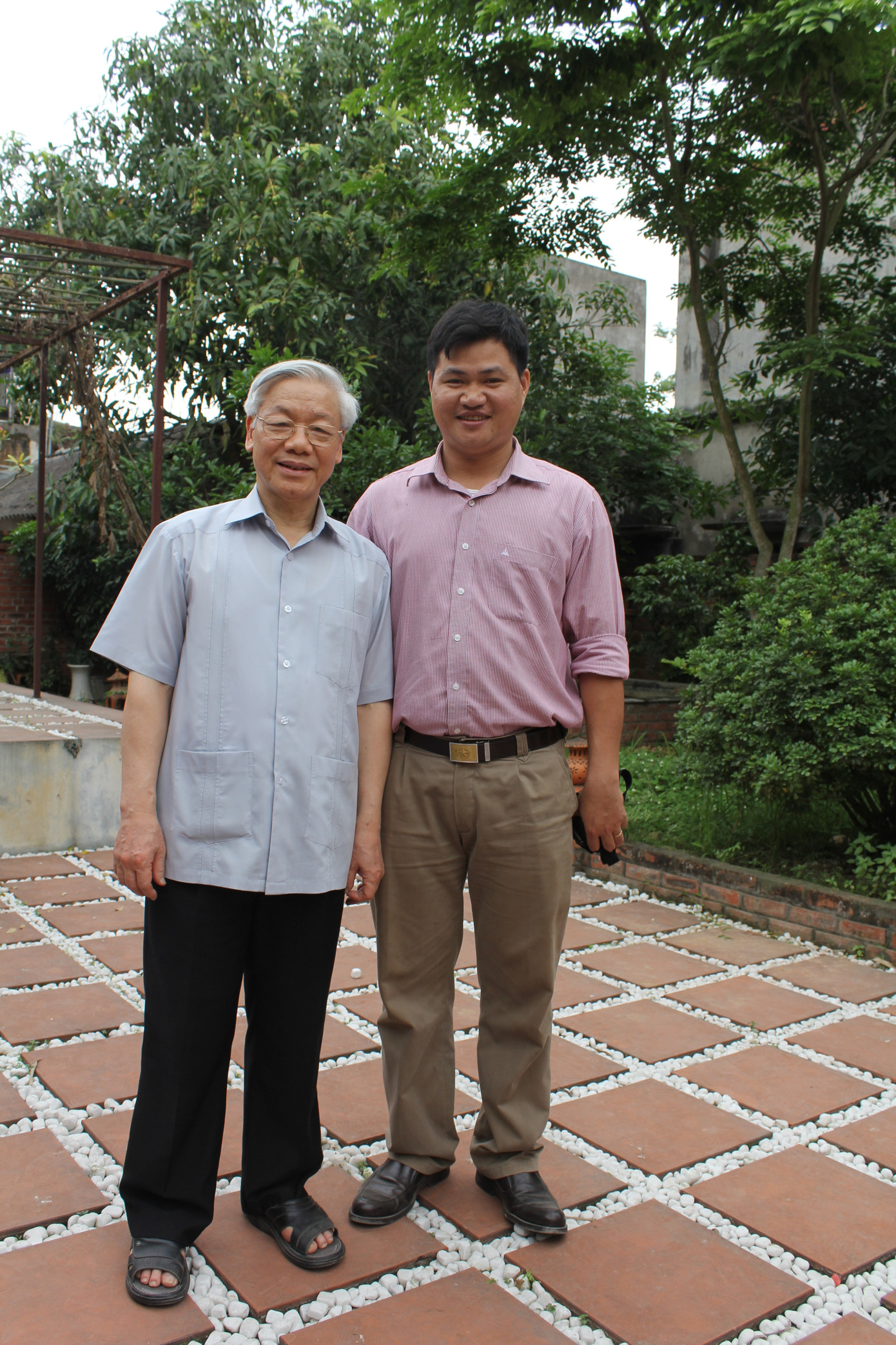 Tổng Bí thư Nguyễn Phú Trọng và nhà báo Nguyễn Hồng Hải tại nhà riêng của Tổng Bí thư ở làng Lại Đà, xã Đông Hội, Đông Anh, Hà Nội tháng 4/2013. (Ảnh trong bài do nhà báo Nguyễn Hồng Hải cung cấp)