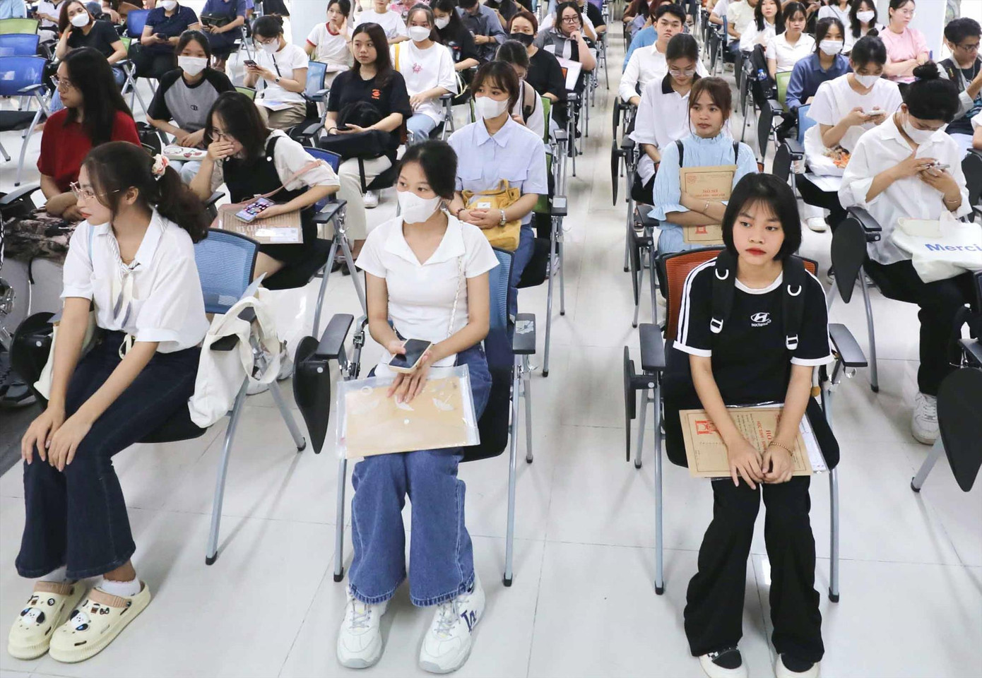 Tân sinh viên làm thủ tục nhập học năm học 2023-2024. Ảnh: Thanh Tùng