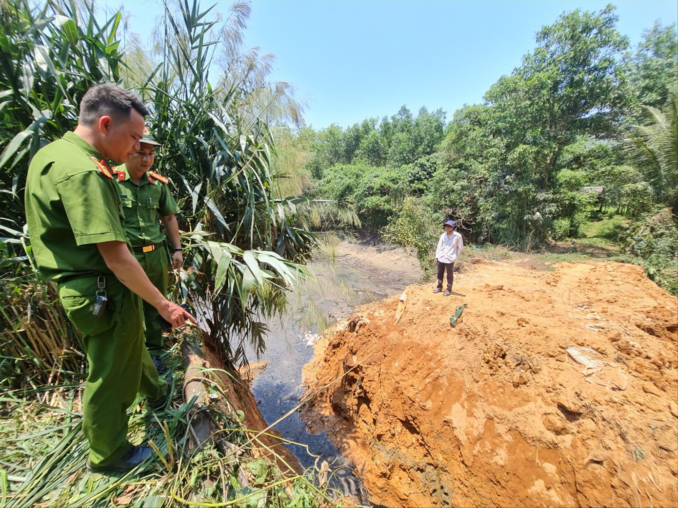 Công an huyện Vĩnh Linh, tỉnh Quảng Trị kiểm tra việc đảm bảo môi trường trên địa bàn xã Vĩnh Hà