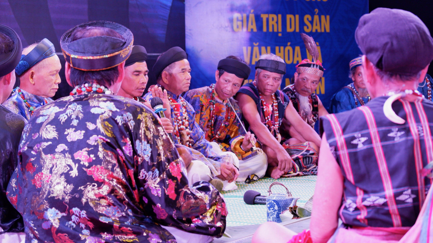 Già làng huyện Đông Giang (Quảng Nam) hát lý, nói lý tại lễ kết nghĩa truyền thống. Ảnh: Nguyễn Thành