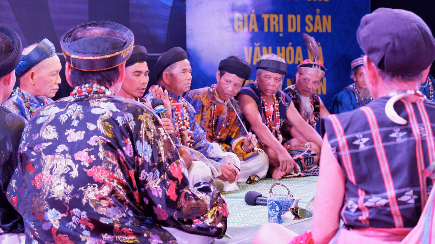 Già làng huyện Đông Giang (Quảng Nam) hát lý, nói lý tại lễ kết nghĩa truyền thống. Ảnh: Nguyễn Thành