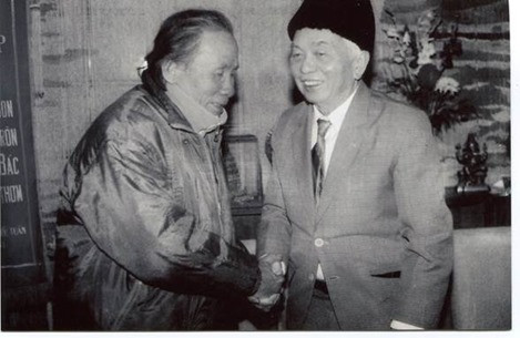 Đại tướng Võ Nguyên Giáp và Họa sĩ Trần Duy (trái)