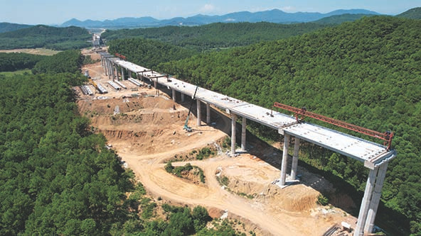 Cầu vượt địa hình dự án vừa giúp giảm khối lượng đào đắp, thời gian thi công, vừa tạo nên những điểm nhấn kiến trúc cho cao tốc Bắc Nam Cầu vượt địa hình dự án vừa giúp giảm khối lượng đào đắp, thời gian thi công, vừa tạo nên những điểm nhấn kiến trúc cho cao tốc Bắc Nam