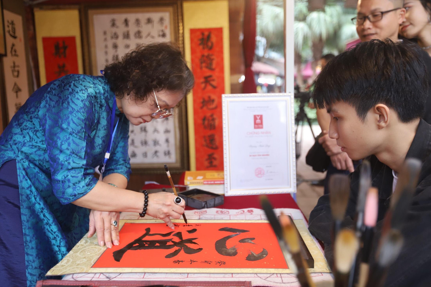 Du khách xin chữ tại hội chữ Xuân năm 2023 được tổ chức tại di tích Văn Miếu - Quốc Tử Giám