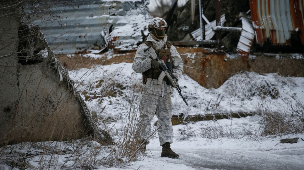 Một lính Ukraine đứng gác gần khu vực miền đông. Ảnh: AP