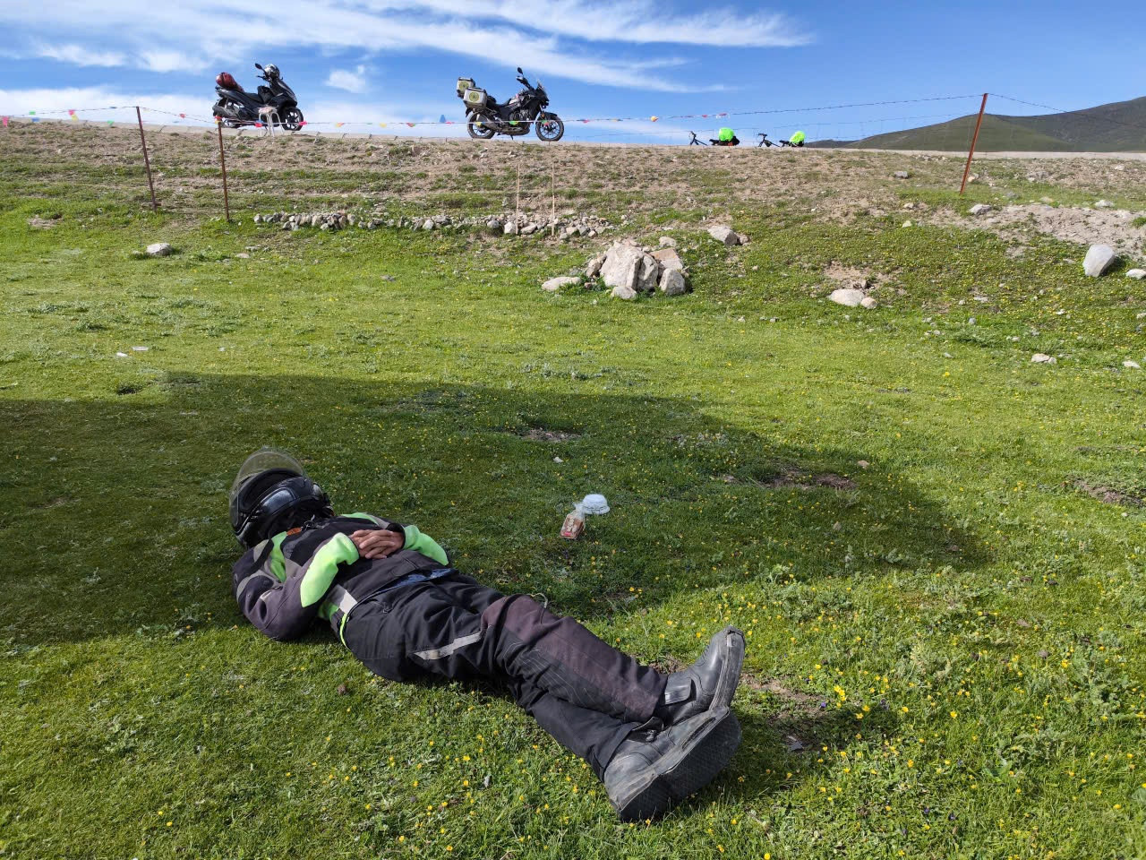 Phút nghỉ ngơi bên vệ đường. Ảnh nhân vật cung cấp