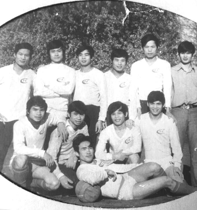 Ðội bóng sinh viên (Ðăng Bẩy - người đứng thứ 3, từ bên phải hàng cuối ảnh) thời ở Leningrad