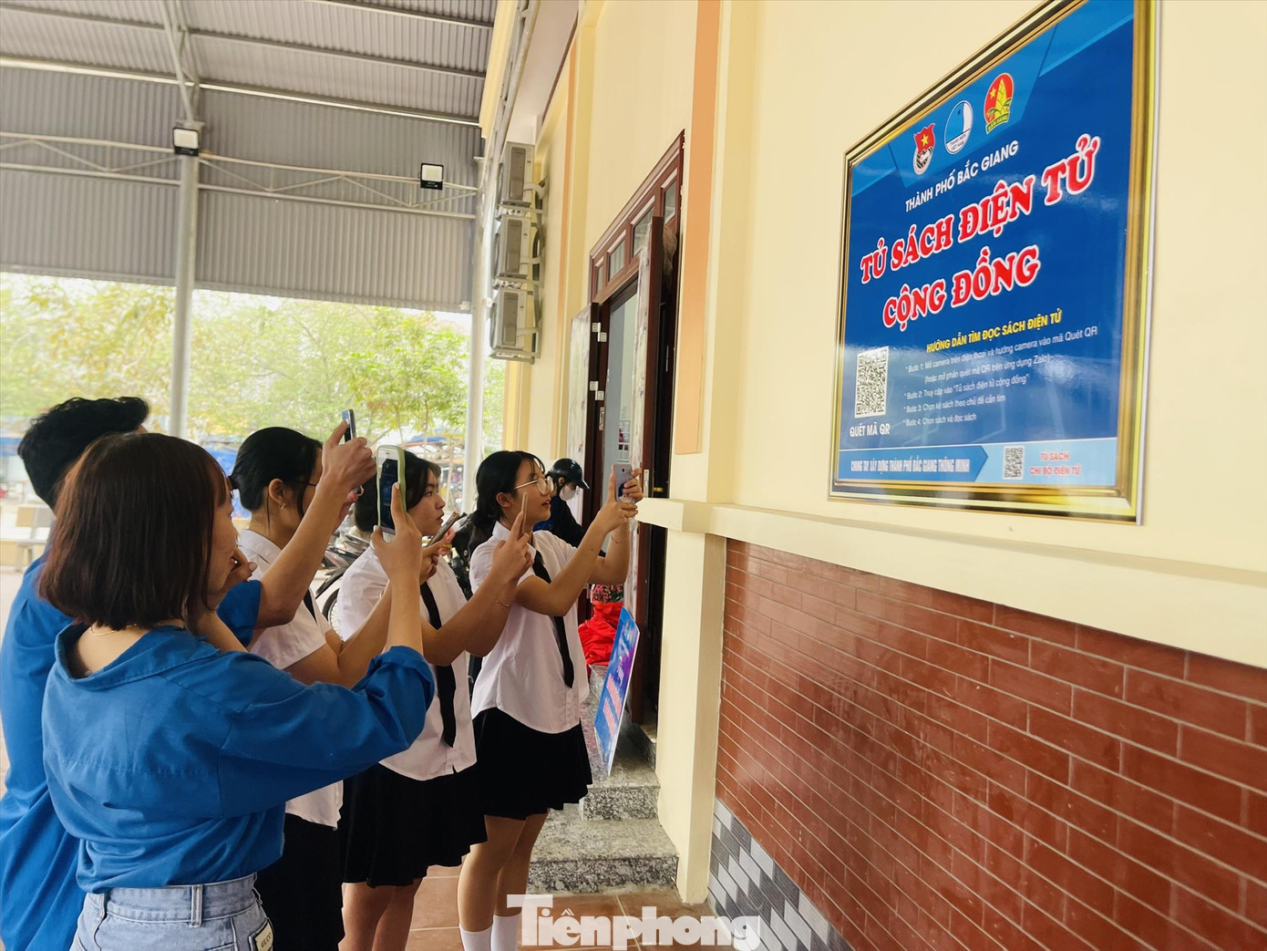 Nhiều bạn trẻ ở thành phố Bắc Giang hào hứng quét mã QR để đọc sách trên điện thoại. Ảnh: N.T