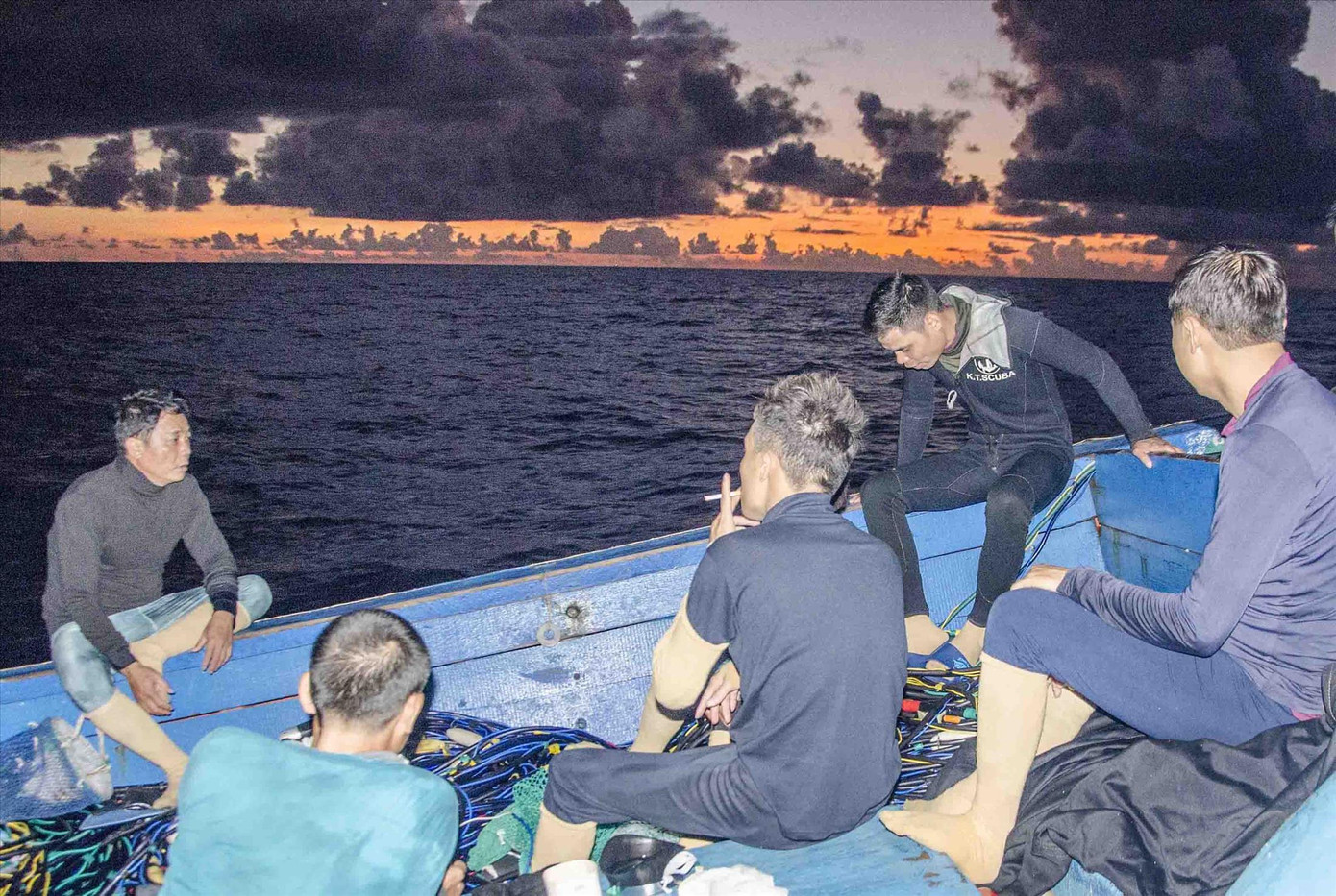 Những ráng mây vào buổi chiều tối ở ngoài khơi xa được ngư dân Quảng Ngãi quan sát và giải mã tín hiệu báo trước của thiên nhiên. Ảnh: Văn Chương