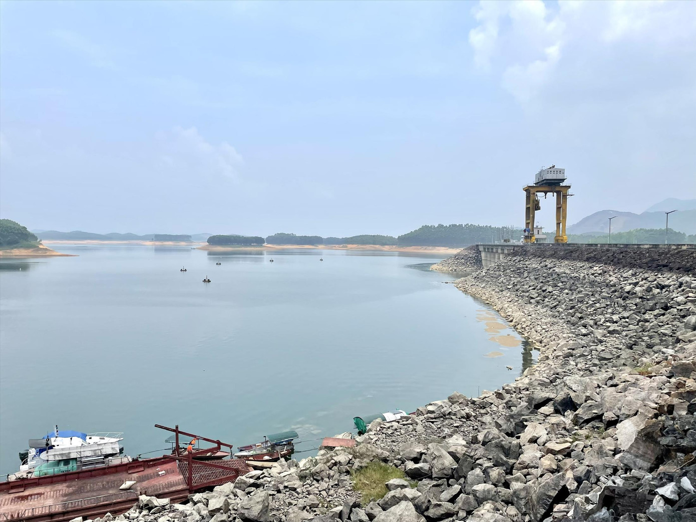 Nhiều hồ thủy điện lớn ở miền Bắc vẫn ở mực nước chết, không thể vận hành nhiều ngày qua. Ảnh: Nguyễn Bằng