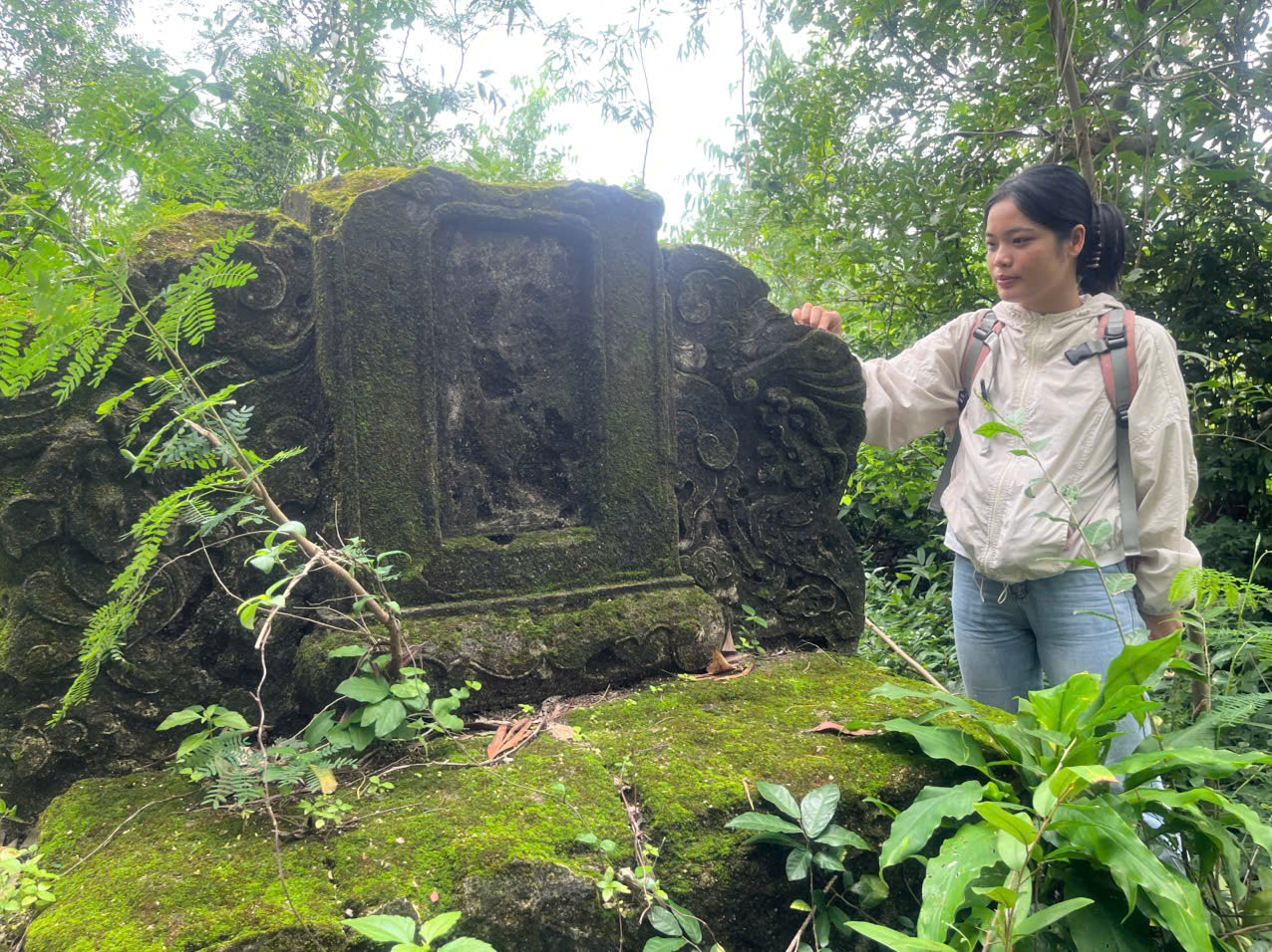 Một trong những ngôi mộ cổ lớn nhất trên núi A Man chưa bị hư hỏng nhiều. Ảnh: LỮ HỒ Một trong những ngôi mộ cổ lớn nhất trên núi A Man chưa bị hư hỏng nhiều. Ảnh: LỮ HỒ