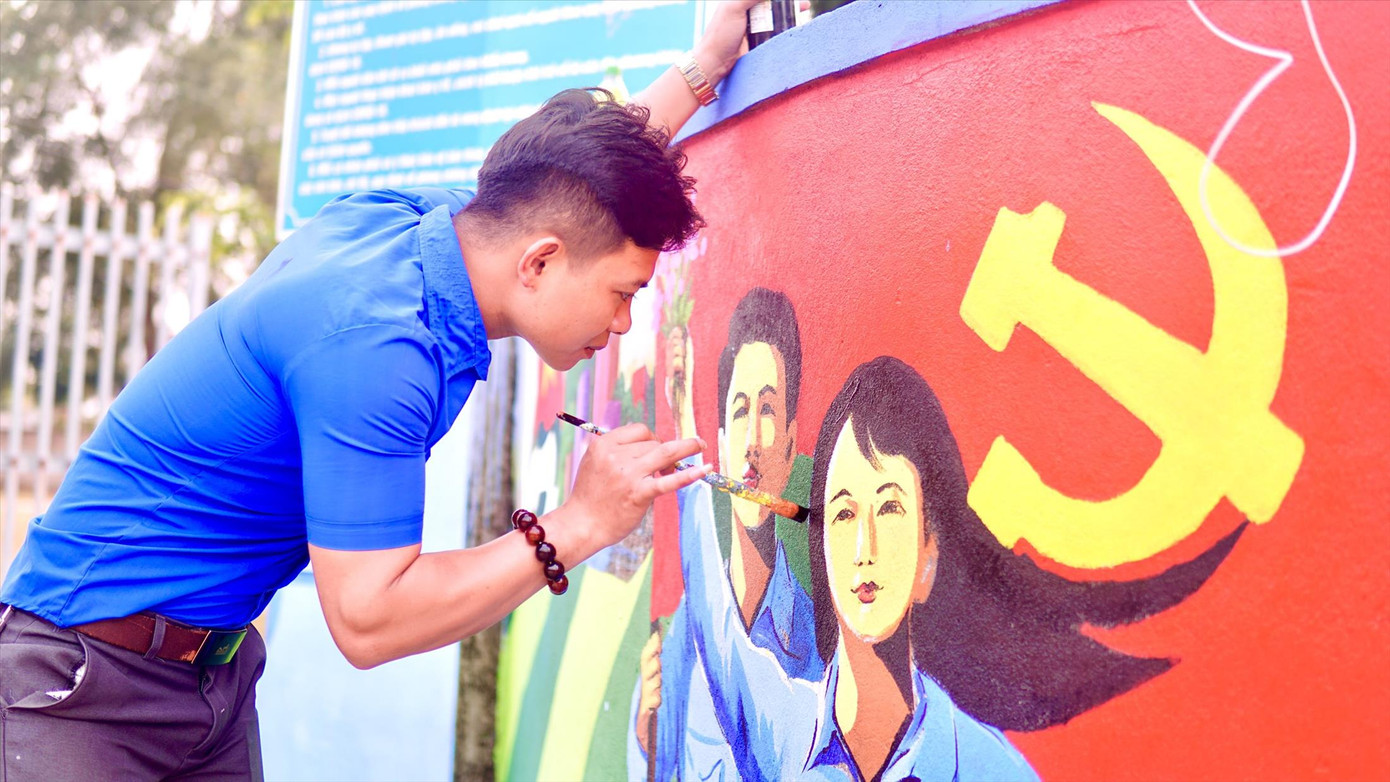 Lê Văn Đông - Bí thư Chi đoàn xóm 1, xã Nghĩa Thuận, thị xã Thái Hòa (Nghệ An) vẽ tranh bích họa tại trường mầm non của xã