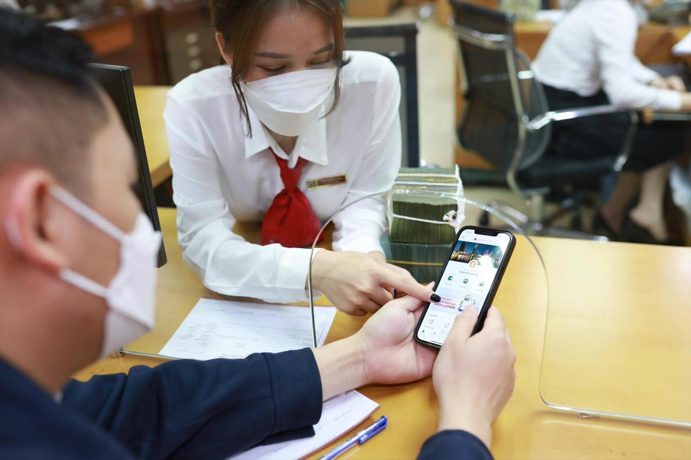 Từ ngày 1/7, người dân phải thêm bước sinh trắc học khi chuyển tiền 10 triệu đồng/lần. Ảnh: Như Ý Từ ngày 1/7, người dân phải thêm bước sinh trắc học khi chuyển tiền 10 triệu đồng/lần. Ảnh: Như Ý