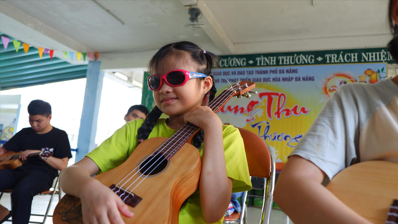 Nguyễn Tú Anh tìm thấy đam mê, niềm vui với tiếng đàn. Ảnh: Nguyễn Thành Nguyễn Tú Anh tìm thấy đam mê, niềm vui với tiếng đàn. Ảnh: Nguyễn Thành