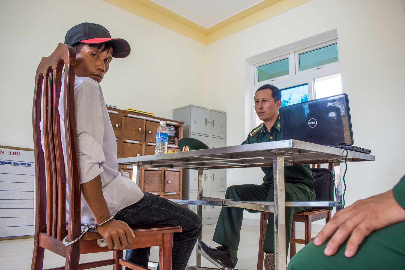 Một đối tượng vận chuyển ma túy có khuôn mặt đáng sợ bị lực lượng phòng chống ma túy và tội phạm Đồn Biên phòng Thuận (Hướng Hóa, Quảng Trị) bắt giữ (ảnh: Văn Chương).