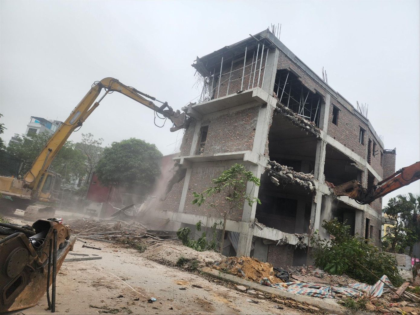 Một căn nhà vi phạm trật tự xây dựng tại xã Kim Chung bị đập bỏ.