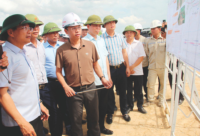 Bộ trưởng GTVT Nguyễn Văn Thắng (người đứng bên trái, hàng đầu) nghe Giám đốc dự án Nguyễn Quốc Việt (người đứng thứ 2 từ trái sang, hàng đầu) báo cáo tiến độ thi công khi Bộ trưởng thị sát dự án Bộ trưởng GTVT Nguyễn Văn Thắng (người đứng bên trái, hàng đầu) nghe Giám đốc dự án Nguyễn Quốc Việt (người đứng thứ 2 từ trái sang, hàng đầu) báo cáo tiến độ thi công khi Bộ trưởng thị sát dự án
