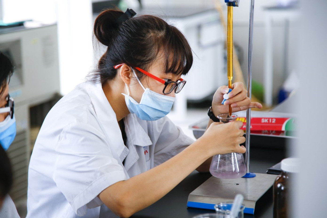 Nhà khoa học làm việc trong phòng thí nghiệm tại trường ĐH. Ảnh: P.V