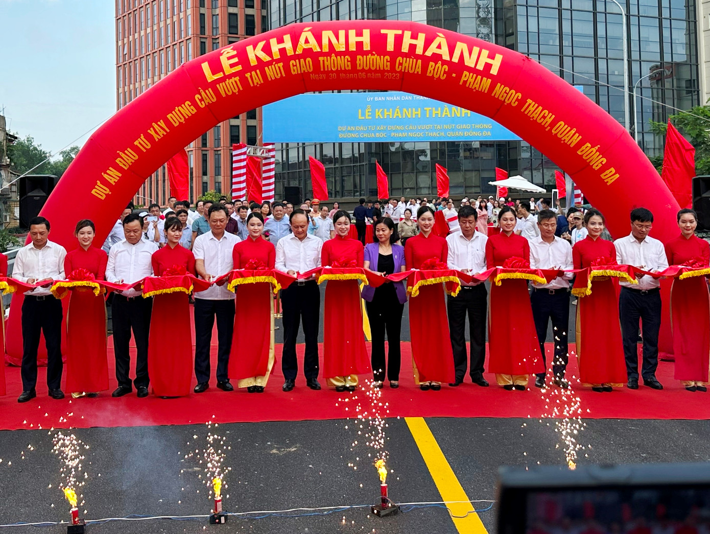 Phó Chủ tịch UBND TP Hà Nội Dương Đức Tuấn (áo trắng thứ 3, từ phải sang) cùng đại diện chủ đầu tư, các sở ngành cắt băng thông xe cầu vượt xóa ùn tắc tại nút giao Chùa Bộc - Phạm Ngọc Thạch ngày 30/6/2023