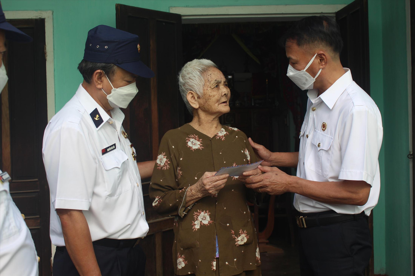 Mẹ Huỳnh Thị Kế niềm nở đón đồng đội của con và hỏi han ông Nguyễn Văn Tấn về lễ tưởng niệm cho 64 liệt sĩ Gạc Ma năm nay. Ảnh: Giang Thanh Mẹ Huỳnh Thị Kế niềm nở đón đồng đội của con và hỏi han ông Nguyễn Văn Tấn về lễ tưởng niệm cho 64 liệt sĩ Gạc Ma năm nay. Ảnh: Giang Thanh