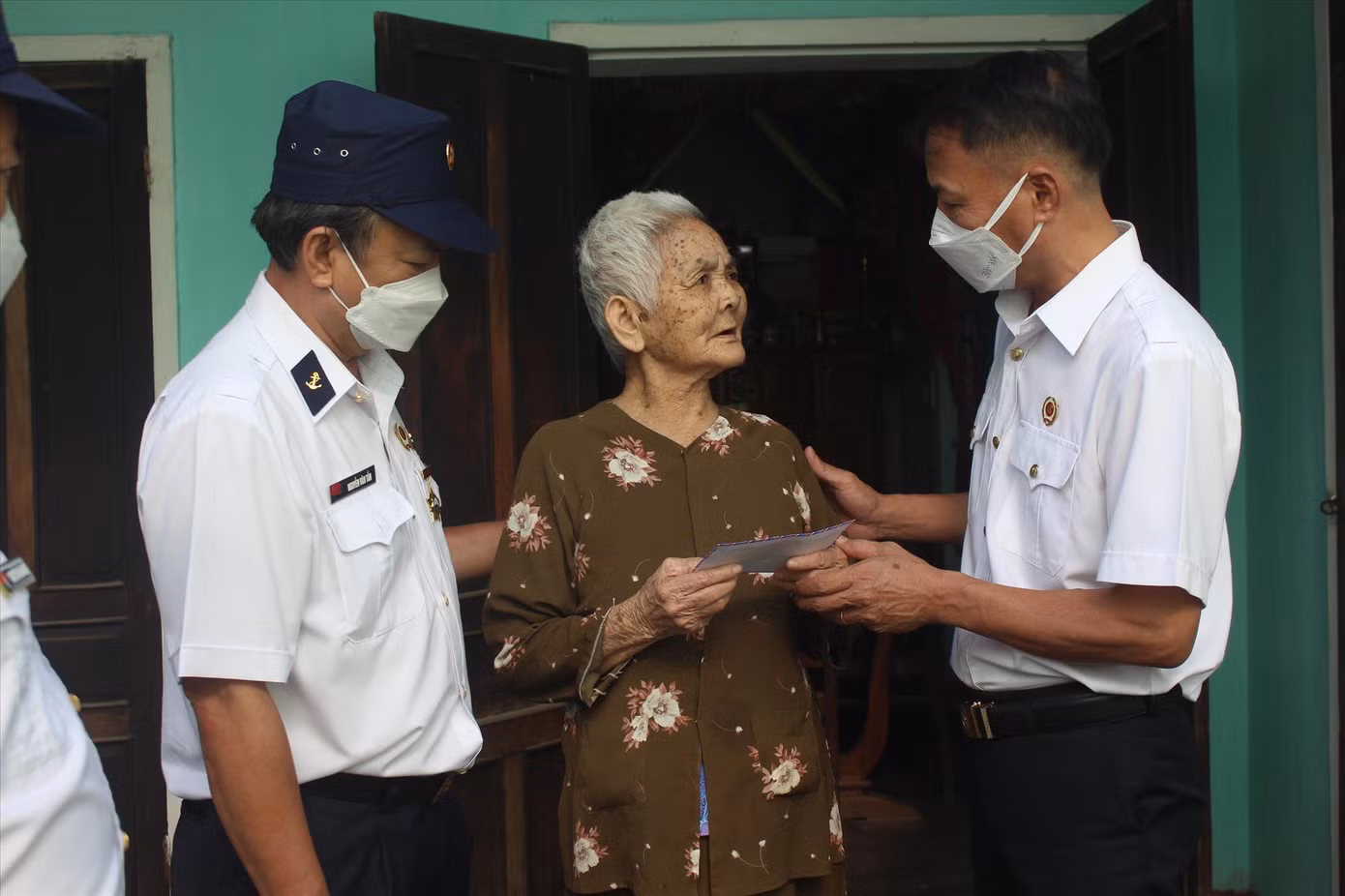 Mẹ Huỳnh Thị Kế niềm nở đón đồng đội của con và hỏi han ông Nguyễn Văn Tấn về lễ tưởng niệm cho 64 liệt sĩ Gạc Ma năm nay. Ảnh: Giang Thanh