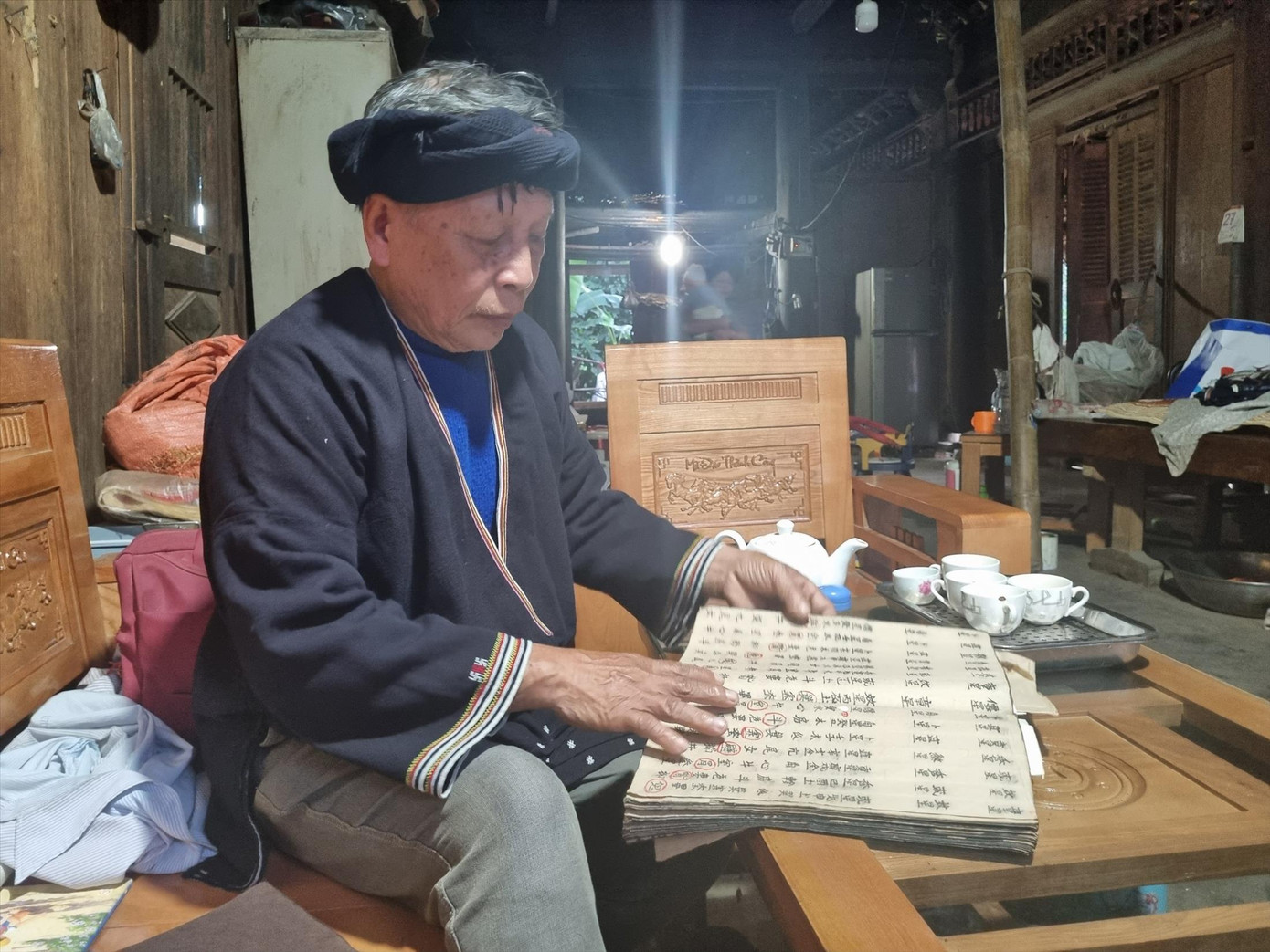 Nghệ nhân ưu tú Lý Văn Hềnh giới thiệu những cuốn sách chữ Nôm Dao do ông viết ra. Nghệ nhân ưu tú Lý Văn Hềnh giới thiệu những cuốn sách chữ Nôm Dao do ông viết ra.