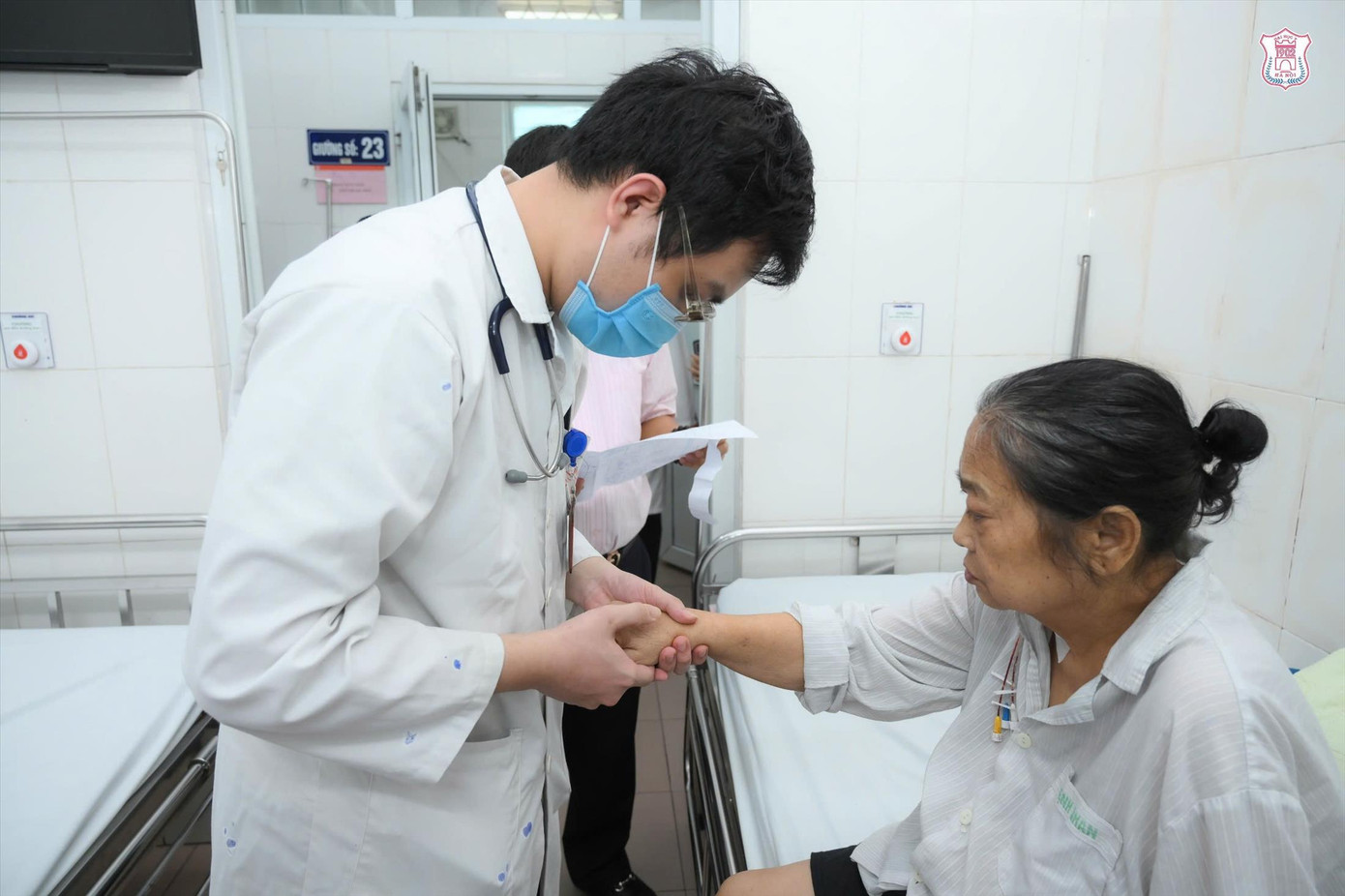 Sinh viên Trường ĐH Y Hà Nội thực hành lâm sàng tại bệnh viện. Ảnh: HỮU LINH