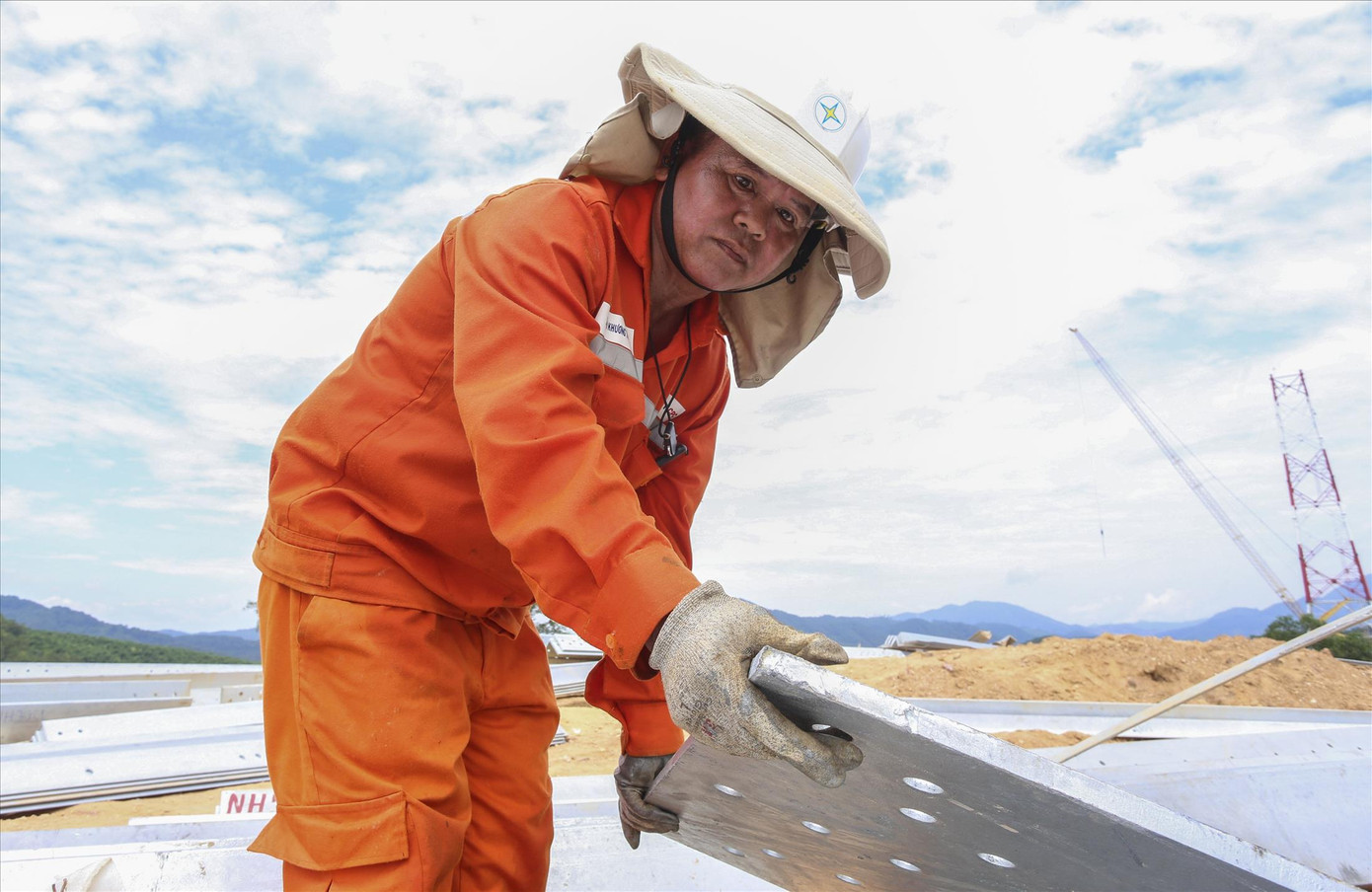 Ông Trần Khương Tâm – cán bộ Điện lực Thừa Thiên - Huế kiểm tra thiết bị, vật tư Ông Trần Khương Tâm – cán bộ Điện lực Thừa Thiên - Huế kiểm tra thiết bị, vật tư